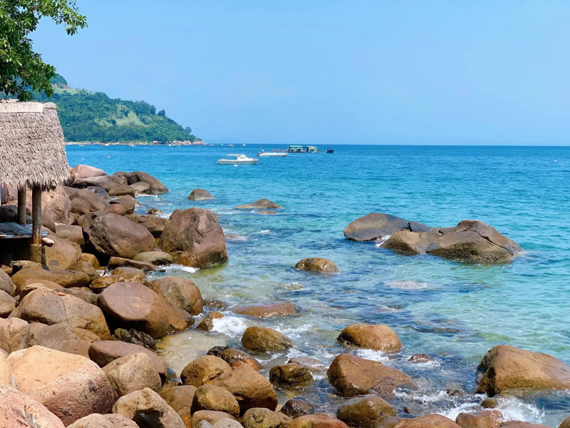 B&atilde;i Rạng Đ&agrave; Nẵng nổi tiếng với cảnh quan hoang sơ, nước biển trong xanh